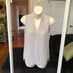 NWT ANN TAYLOR XXSP SLEEVELESS TAN AND WHITE V-NECK LOOSE FIT BLOUSE